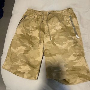 Never worn moncler shorts. Loose fitting. Street style vibe 💃